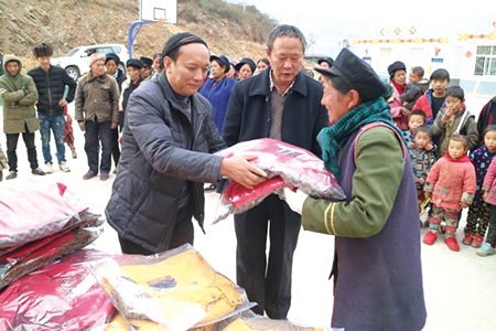 1 红豆捐赠的羽绒服到达贫困村民手中