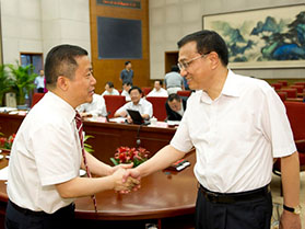 十九届中央政治局常委、国务院原总理李克强与周海江亲切握手
