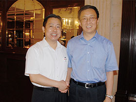 中华人民共和国副主席韩正与周海江握手合影