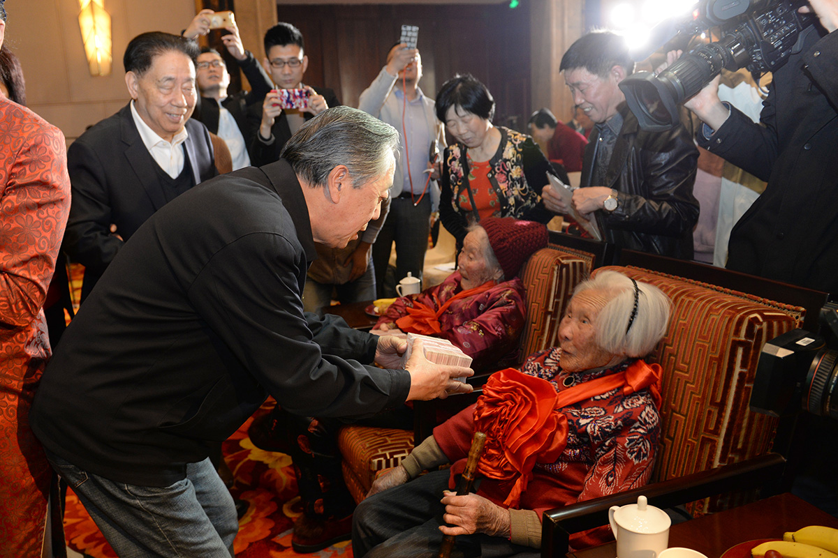 国务院原副秘书长刘济民为百岁老人发放爱心补贴